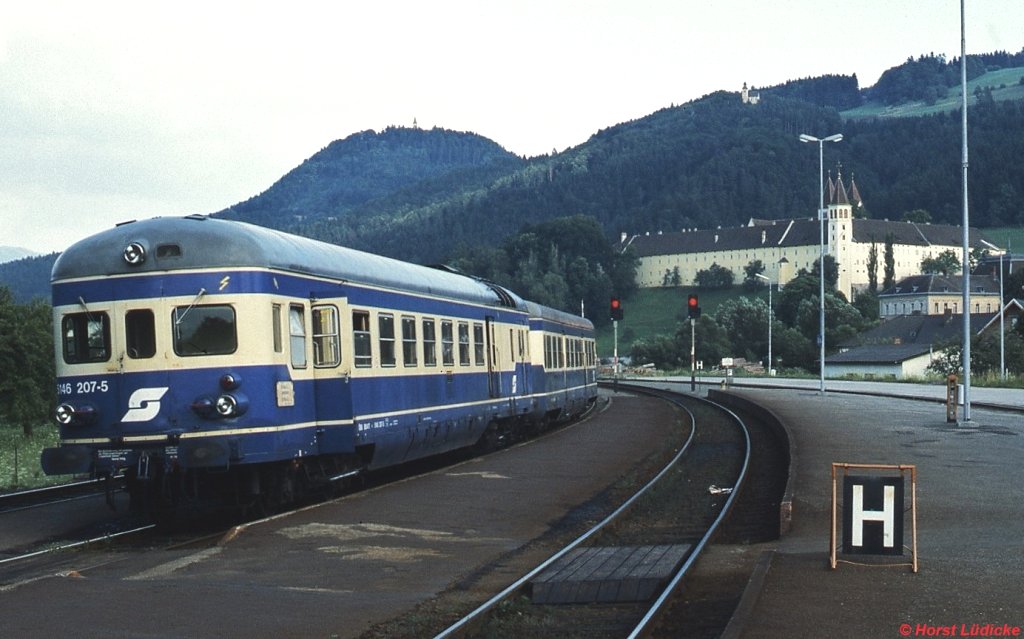 5146 207-5 im Bahnhof St. Paul im Lavanttal (Juli 1991). Im Hintergrund das namengebende Stift