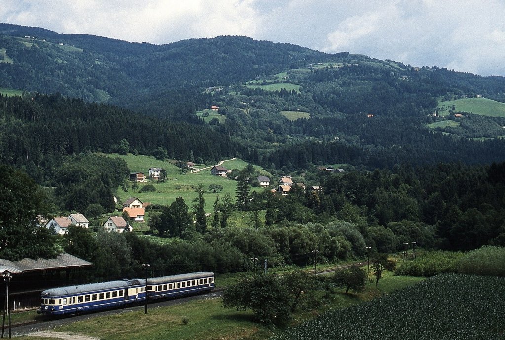5146 207-5 trifft im Juli 1991 im Bahnhof Ettendorf (Strecke St. Paul - Lavamünd) ein