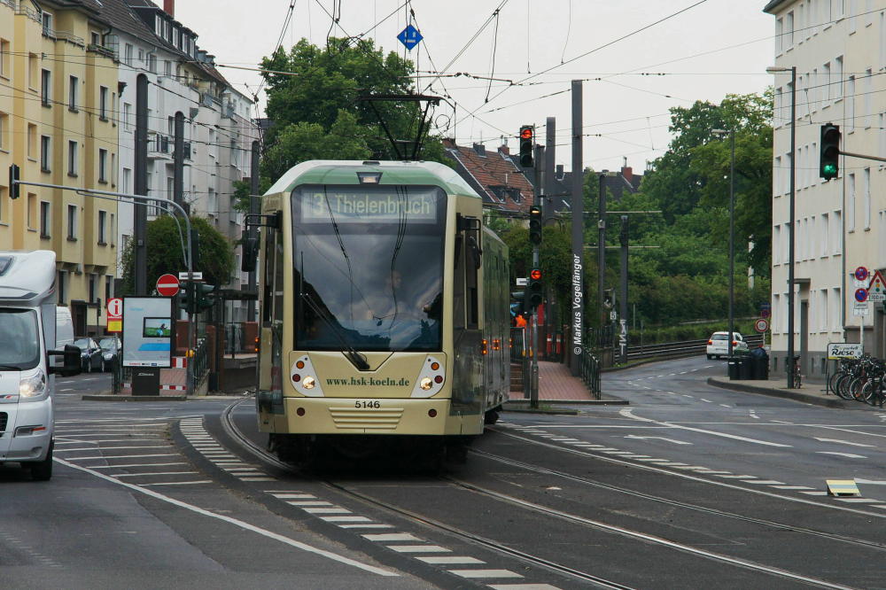 5146 auf dem Gleiswechsel Suevenstrae am 25.05.2013.