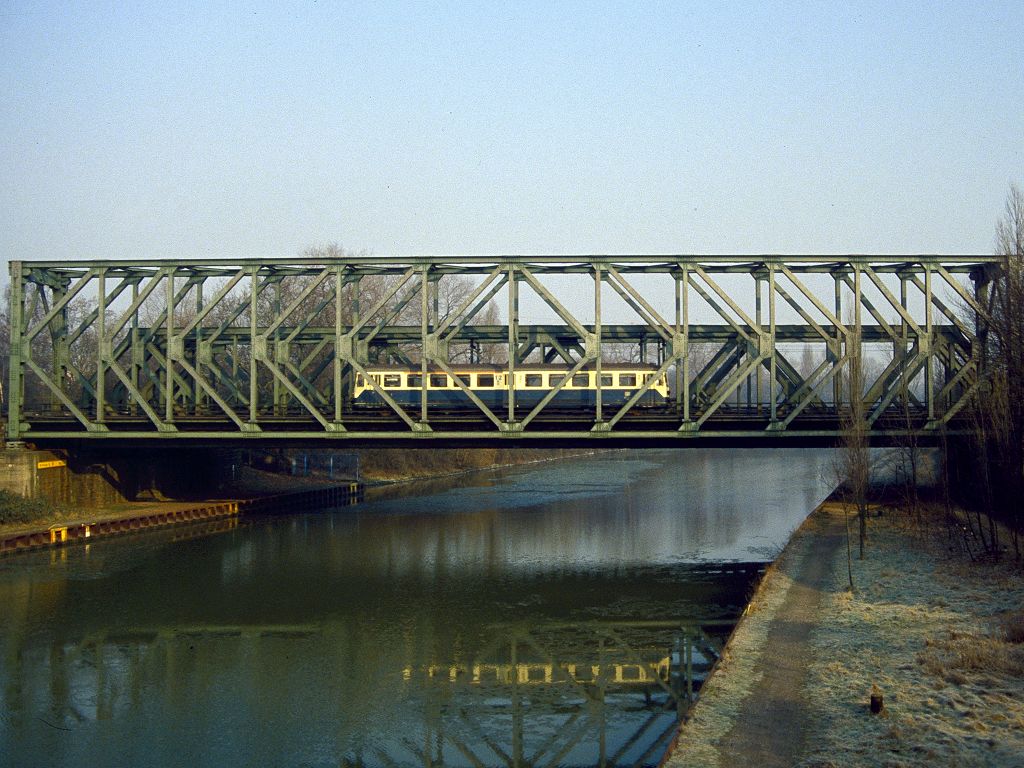 515 548 auf der Kanalbrcke bei DU-Meiderich Ost am 05.01.1994 