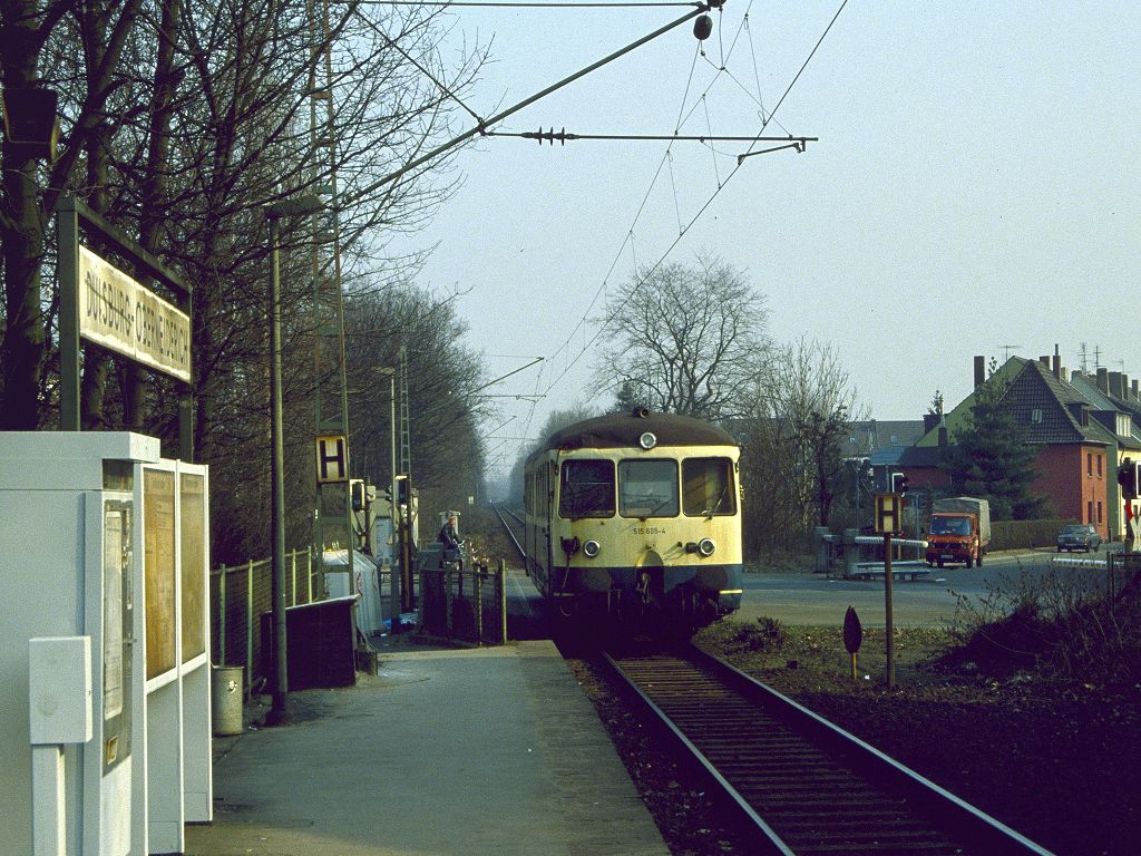 515 605 erreicht am 05.01.1994 den Hp. Duisburg-Obermeiderich auf dem Weg nach DU Ruhrort.