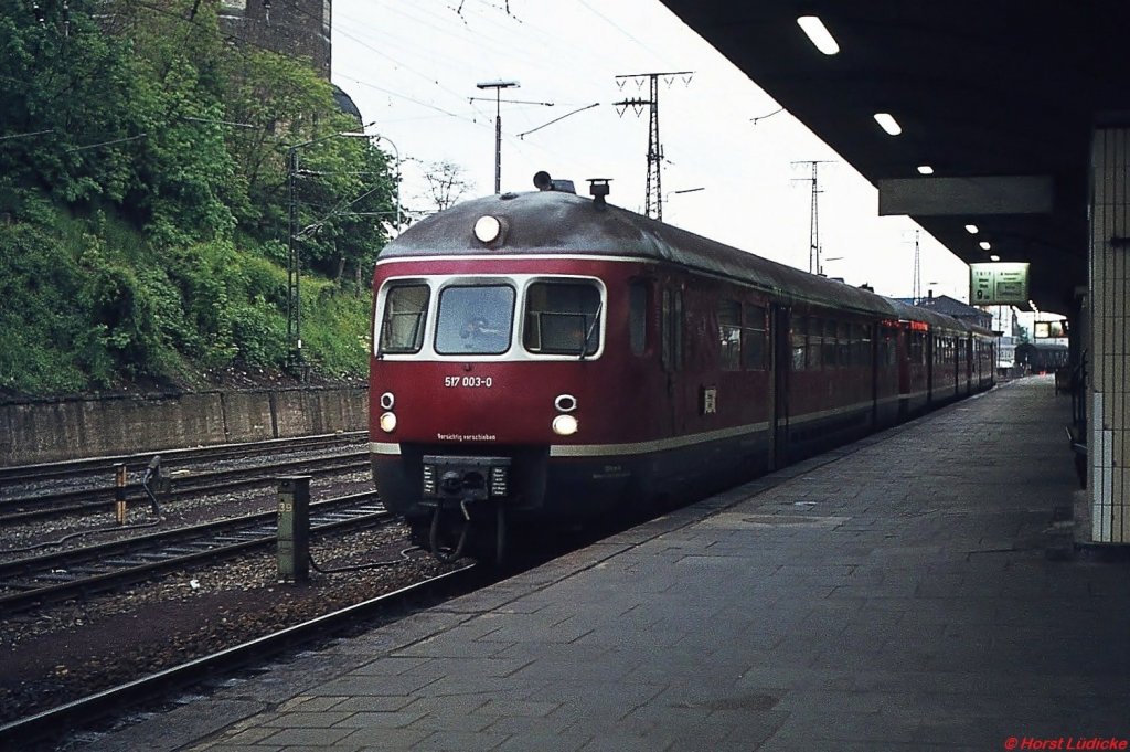 517 003-0 im Mai 1978 in Koblenz Hauptbahnhof. Am anderen Ende befindet sich 517 002-2