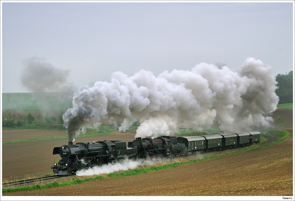 52 100 und 52.4984 mit dem SREX 16170 auf dem Weg von Korneuburg nach Ernstbrunn; hier zw. Wetzleinsdorf u. Naglern, 2.5.2010.