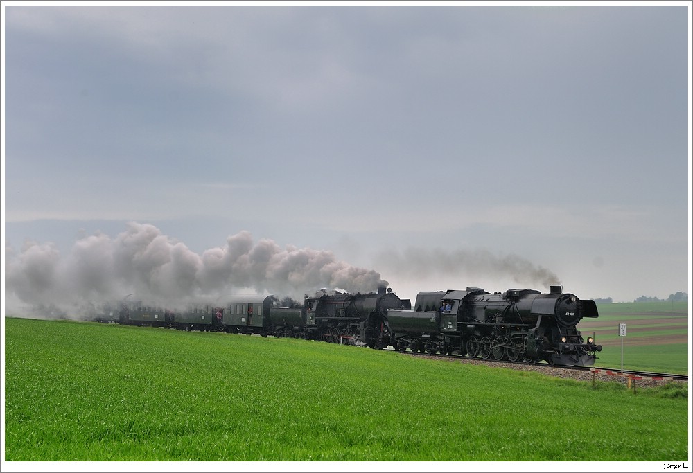 52 100 und 52.4984 mit dem SREX 16170 auf dem Weg von Korneuburg nach Ernstbrunn; hier zw. Naglern u. Ernstbrunn, 2.5.2010.