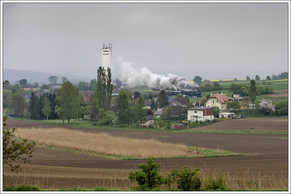 52 100 und 52.4984 mit ihrem SREX 16170 von Korneuburg auf der Fahrt nach Ernstbrunn am 2.5.2010 bei der Ausfahrt aus Wetzleinsdorf.