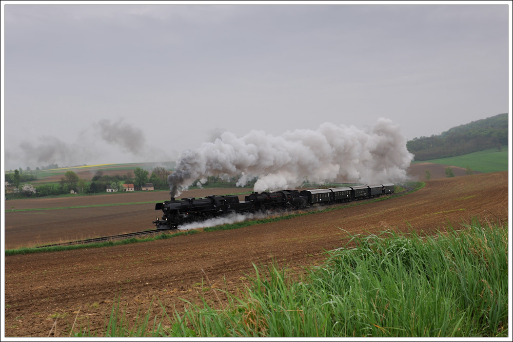 52 100 und 52.4984 mit ihrem SREX 16170 von Korneuburg auf der Fahrt nach Ernstbrunn am 2.5.2010 kurz nach der Ausfahrt aus Wetzleinsdorf auf dem Weg zum Dritten Oldtimertreffen auf Schiene und Strae in Ernstbrunn. 