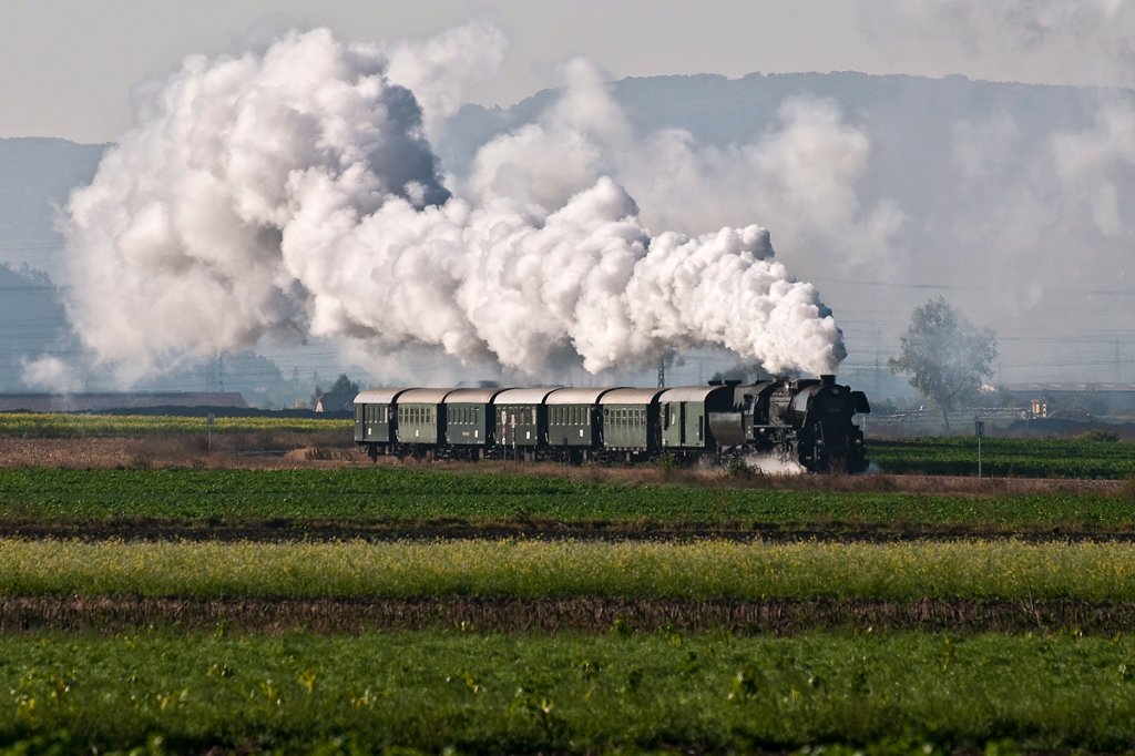 52 100 dampft mit dem  Nostalgie Express Leiser Berge  an diesem kalten Herbstmorgen zwischen Stetten und Rckersdorf-Harmannsdorf in Richtung Ernstbrunn.
Die Aufnahme enstand am 15.10.2011.