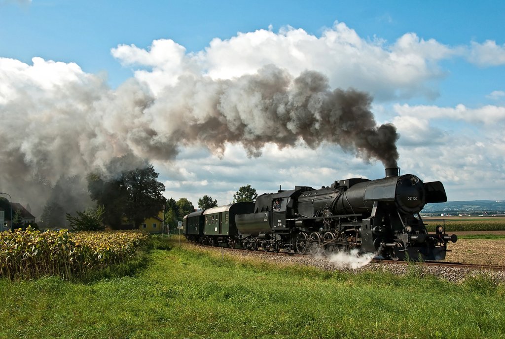 52 100 dampft mit REX 7388 dem Mollmannsdorfer Berg entgegen. Mollmannsdorf, am 29.08.2010.