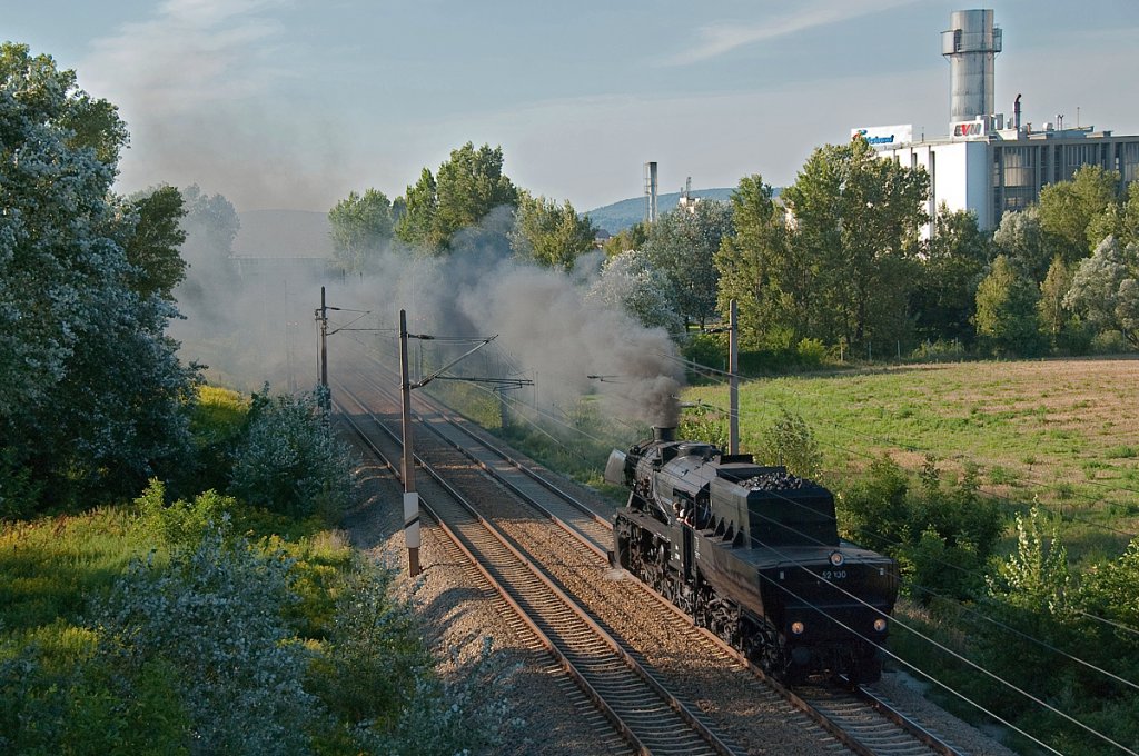 52 100 dampft nach Hause nach Strahof. Korneuburg, am 15.08.2010.
