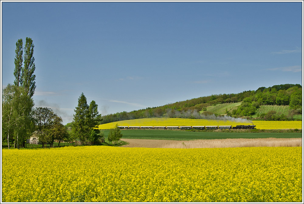 52 100 des 1. �SEK aus Strasshof f�hrte am Sonntag, 6.5.2012 einen Dampfsonderzug zum Oldtimerfest in Ernstbrunn. Die bekannte Stelle bei Wetzleinsdorf einmal in der Breitseite...