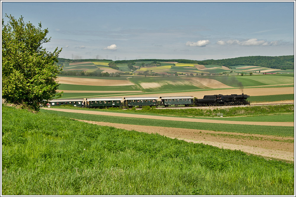 52 100 des 1.�SEK aus Strasshof f�hrte am Sonntag, 6.5.2012 einen Dampfsonderzug zum Oldtimerfest in Ernstbrunn. Hier dampft sie den Mollmannsdorfer oder auch Schareiterberg hinauf. Im Gegensatz zu Tom&acute;s und Hanspeters Bild eine Ansicht von der Breitseite. 
