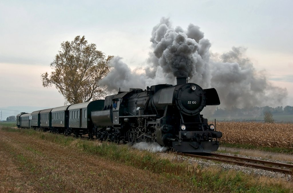 52 100 fhrt an einem trben, windigen Herbsttag mit REX 7396 von Korneuburg nach Ernstbrunn. Die Aufnahme entstand am 23.10.2010 kurz nach Stetten.