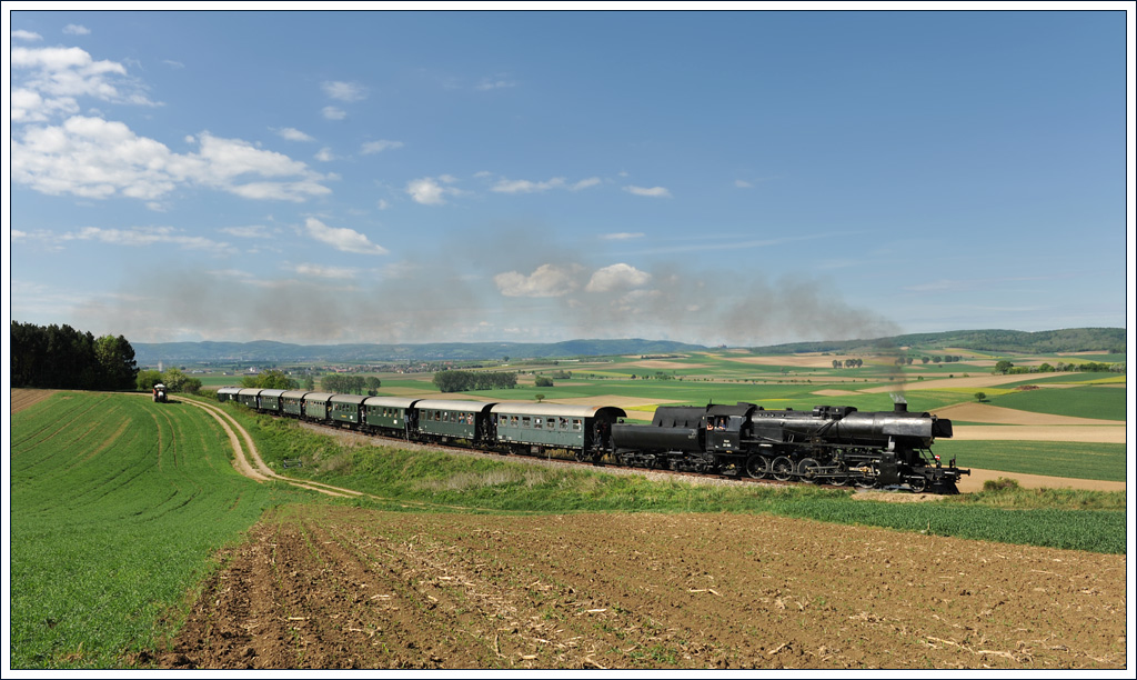52 100 vom Heizhaus Strasshof hat am 6.5.2012 in Korneuburg EZ 7390 aus Wien bernommen und brachte ihn als EZ 7384 weiter nach Ernstbrunn. Die Aufnahme zeigt den Zug kurz nach Mollmannsdorf.