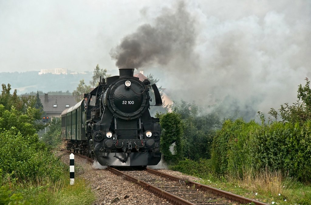 52 100, kurz nach der Abzweigung auf die Landesbahn, hat mit REX 7388 den Bahnhof in Korneuburg verlassen. Die Aufnahme entstand am 15.08.2010.