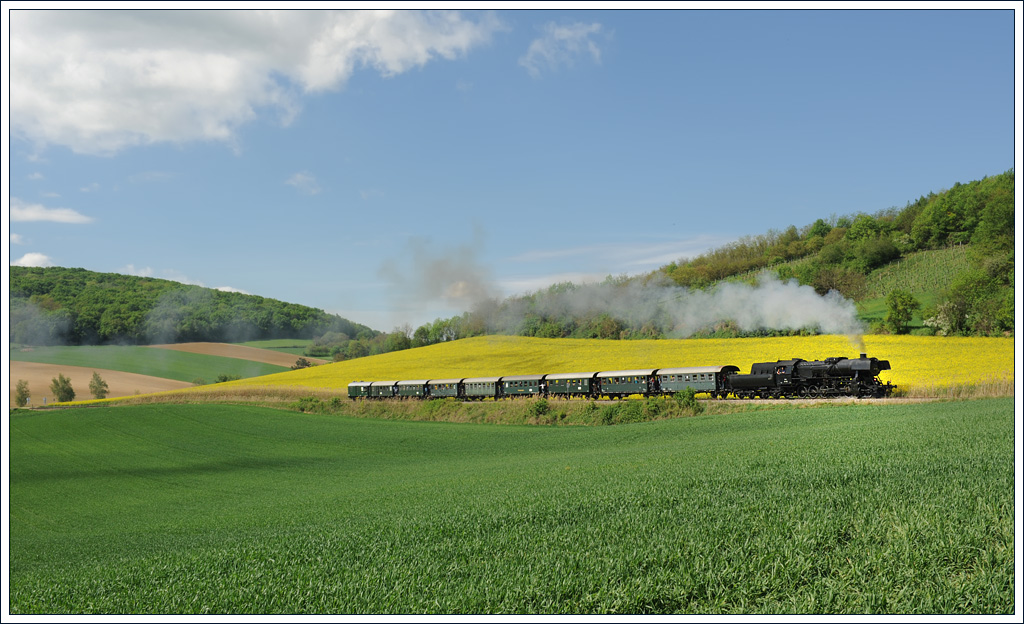 52 100 mit ihrem EZ 7384, aufgenommen am 6.5.2012 in Wetzleinsdorf.