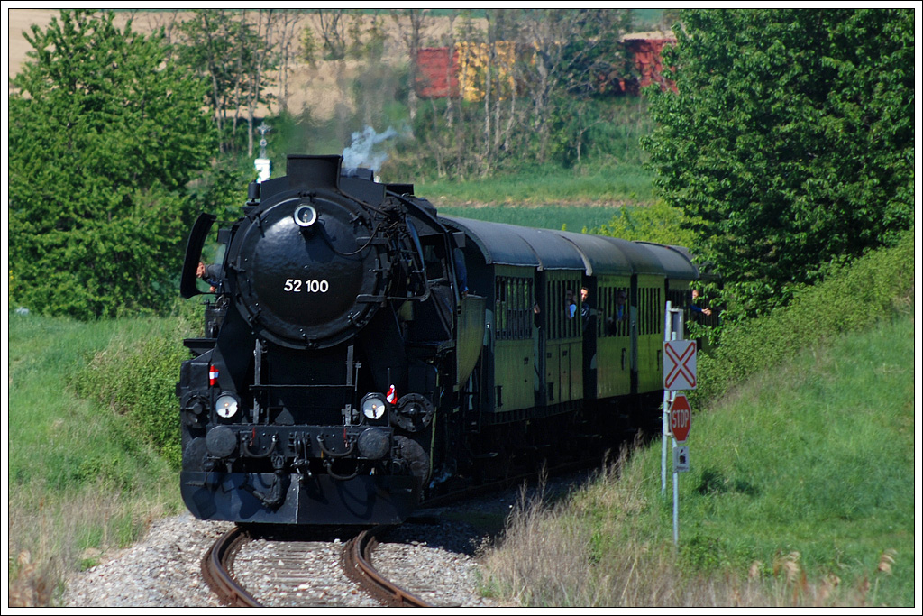 52 100 mit ihrem EZ 7384 am 6.5.2012 in Karnabrunn aufgenommen.