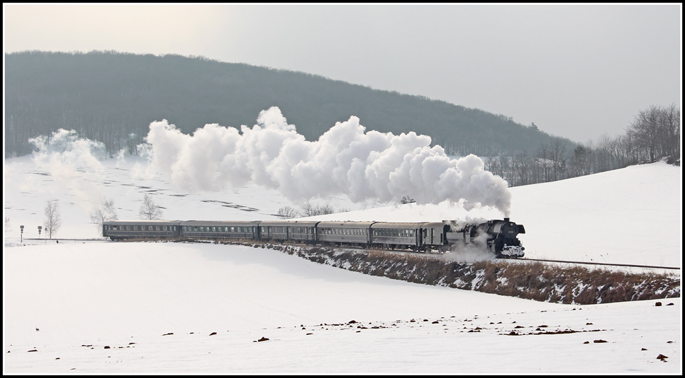 52 100 mit SR 14370 (Wien FJB - Ernstbrunn), aufgenommen am 17.02.2013 um 13:48 Uhr kurz nach Wetzleinsdorf.