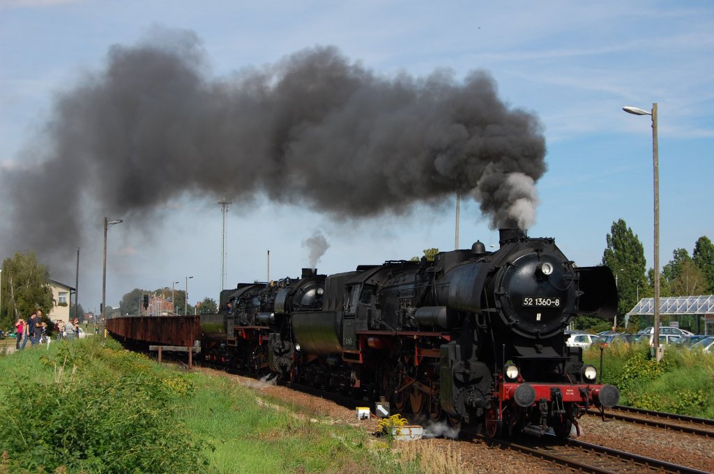 52 1360 und 52 8154 mit Gterzug am 12.09.2010 bei der Ausfahrt aus Knauthain