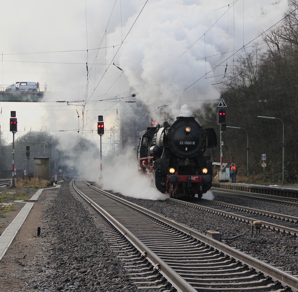 52 1360-8 beim Umsetzen um den Wagenpark. Aufgenommen am 17.12.2012 in Eichenberg.