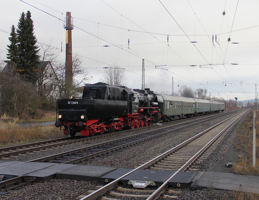 52 1360-8 erreicht mit einem Sonderzug aus Vienenburg den Bahnhof Eichenberg. Aufgenommen am 17.12.2012.