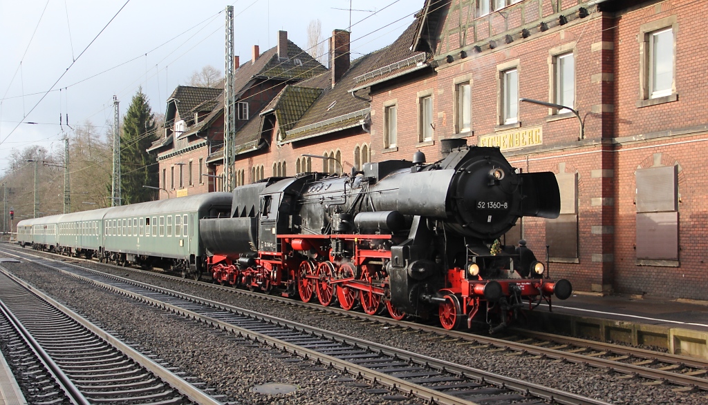 52 1360-8 hat umgesetzt und ist nun bereit, den Zug Rckwrts zum Bebenroth-Tunnel zu schieben. Aufgenommen am 17.12.2012 in Eichenberg.