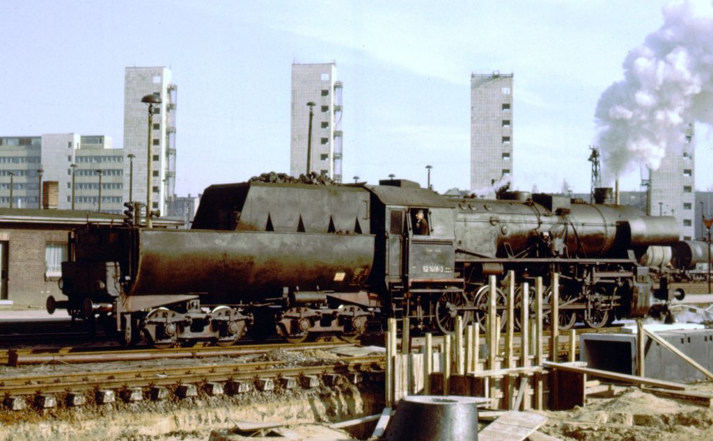 52 1466-3 Berlin-Lichtenberg im April 1978, Bahnhofsbaustelle, auch die Wohntrme im Hintergrund werden gebaut.