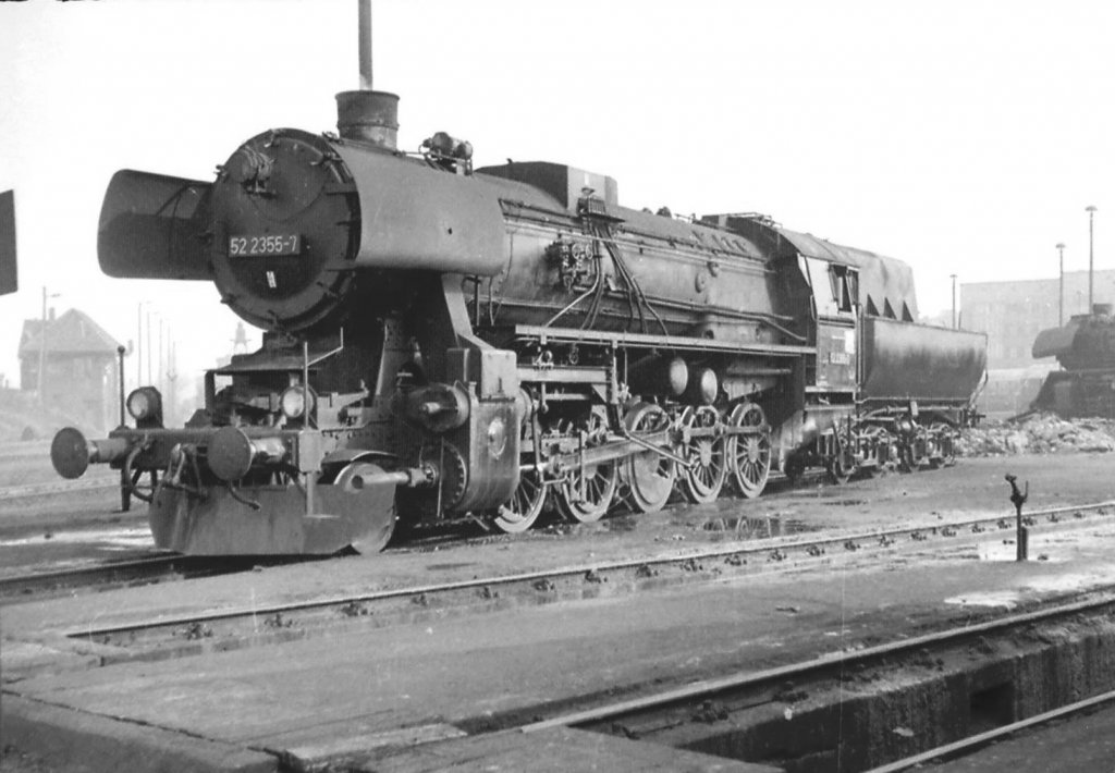 52 2355-7 Bw Berlin-Ostbahnhof Betriebsteil Lichtenberg (so sagte es das Eingangsschild) im Okt. 1975 -Fotoscan-