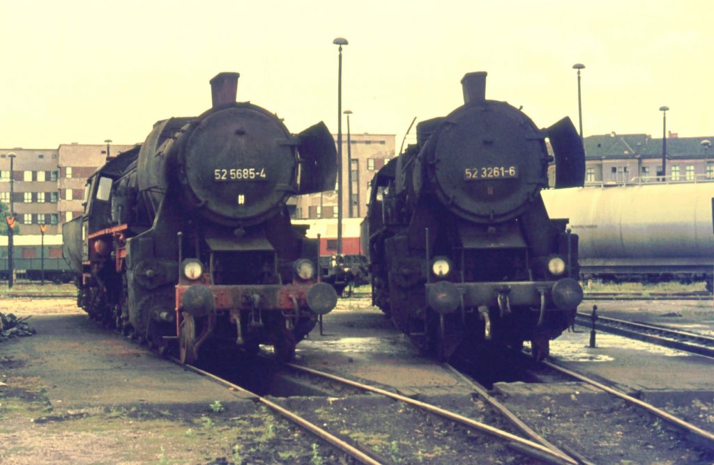 52 3261-6 und 52 5685-4 -beide mit Giesl- Bw B-Lichtenberg im Sept. 1976