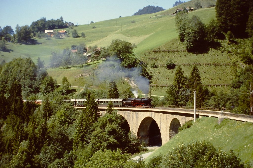 52 3879 mit einem Sonderzug (Bregenz - Wien) auf der Westseite des Arlbergpasses kurz vor Dalaas im Jahr 1988.