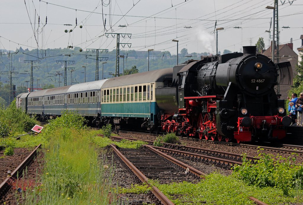 52 4867 der HEF beim Halt in Koblenz Ltzel am 02.06.2012