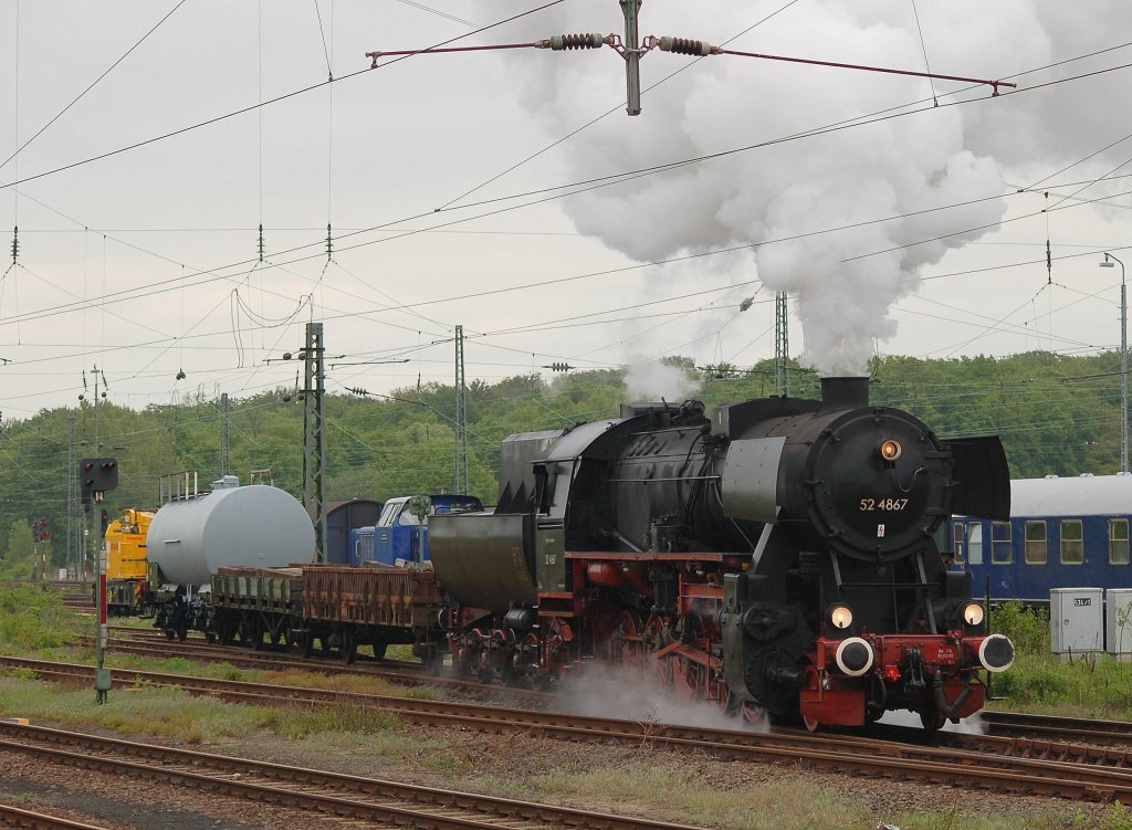 52 4867 mit passenden Wagen bei der Fahrzeugeparade  175 Jahre Deutsche Eisenbahn  in Darmstadt-Kranichstein. 13.05.2010