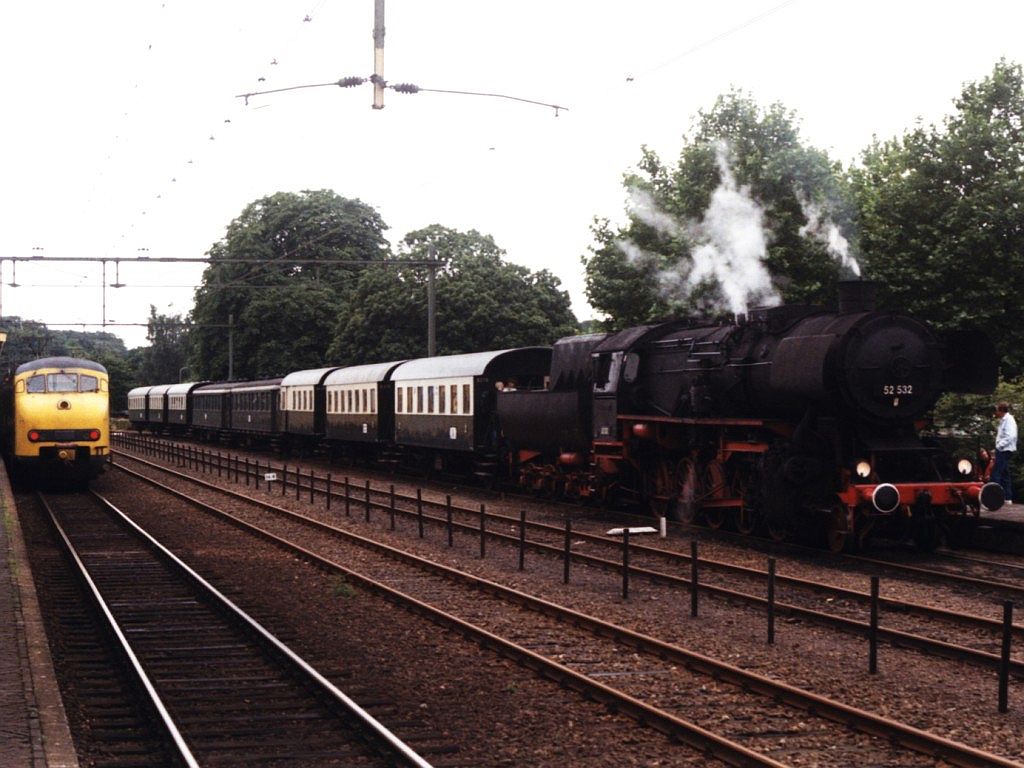 52 532 der Veluwse Stoomtrein Maatschappij mit Dampfzug zwischen Dieren und Apeldoorn auf Bahnhof Dieren am 19-7-1999. Bild und scan: Date Jan de Vries.