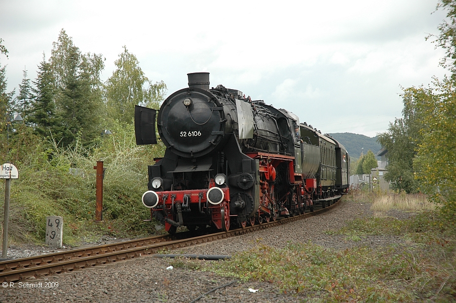52 6106 am 06.09.2009 mit dem Museumszug auf der Ruhrtalbahn.