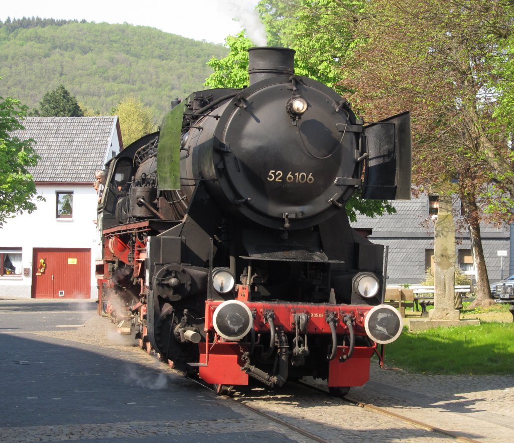 52 6106 mit dem Ostersonderzug am 24.4.2011 bei Durchquerung des Dorfplatzes von Olef. Auf der Oleftalbahn zwischen Kall und Hellenthal ist dies einmalig in ganz Deutschland!