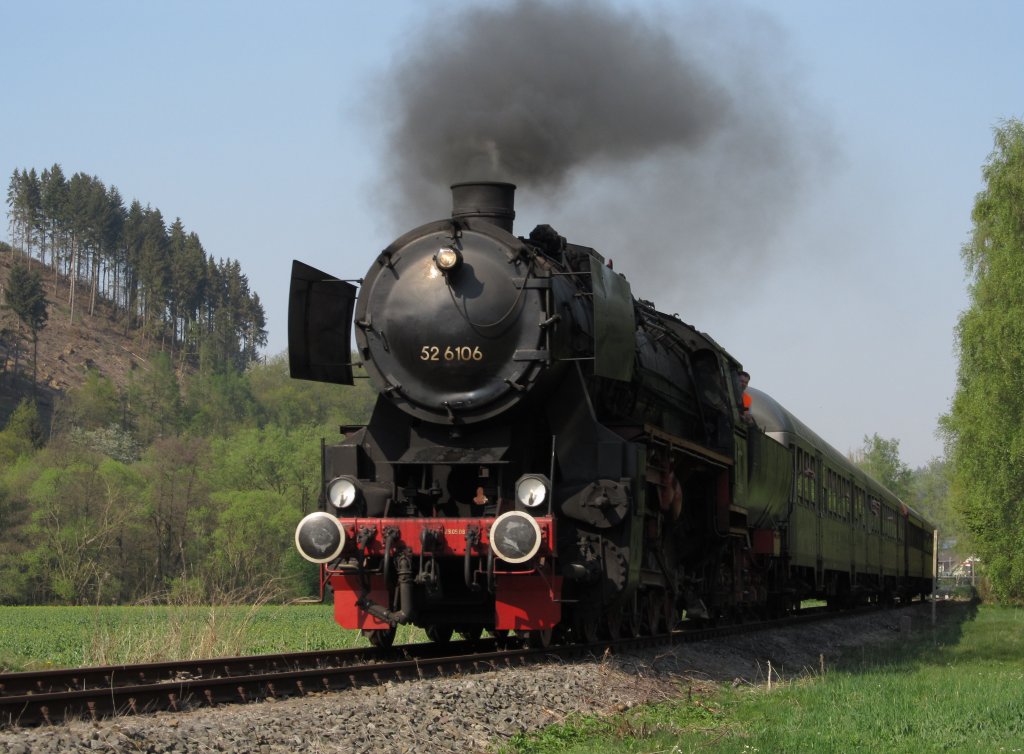 52 6106 mit dem Ostersonderzug am 24.4.2011 kurz hinter Blumenthal auf der Oleftalbahn.