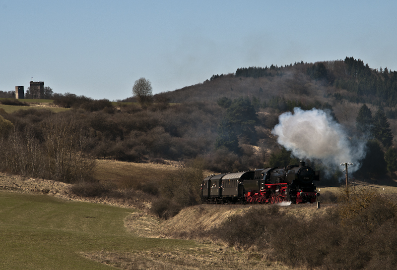 52 6106 mit P 209 (Gerolstein - Ulmen) am 6. April 2010 bei Pelm.
