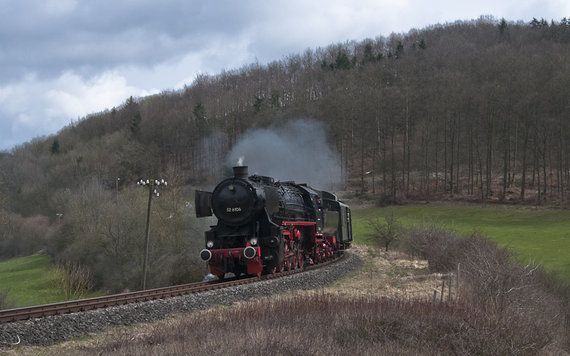 52 6106 und V100 2091 (am Zugschluss) mit P 302 (Ulmen - Gerolstein) bei Hohenfels am 5. April 2010.