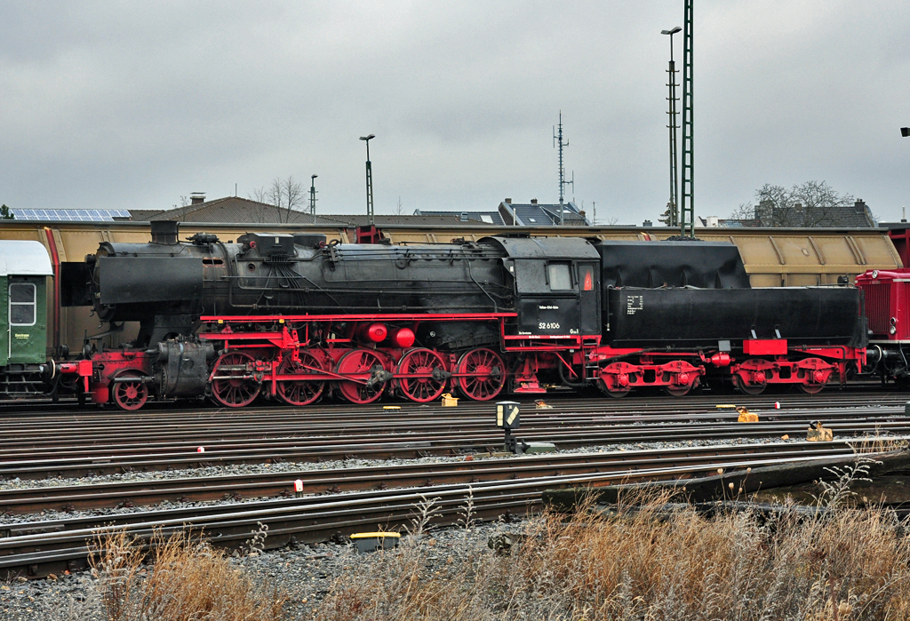 52 6106 der Vulkan-Eifel-Bahn (VEB) im Bf Euskirchen, zwischen einer V100 und einem alten 3-achs-PersWagen - 09.01.2012