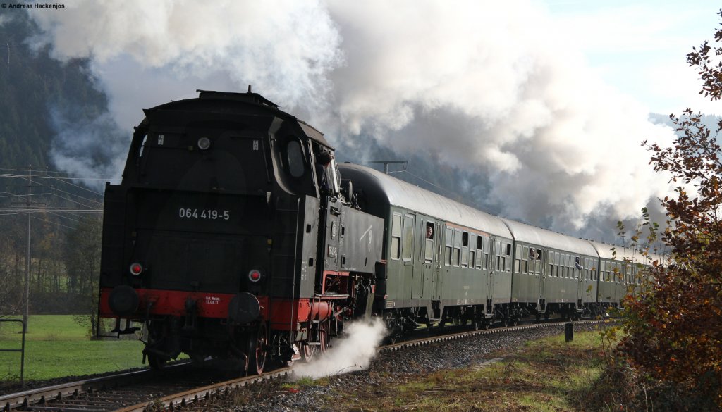 52 7596 und 064 419-5 mit dem DPE 24581 (Hausach-Alpirsbach) bei Hausach 6.11.11