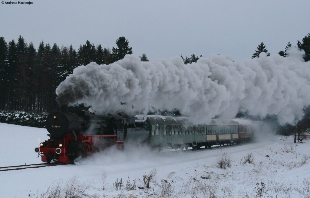 52 7596 der Efz mit dem DPE 21044 (Rottweil - Freiburg (Brsg)Hbf) bei Lauffen 5.12.10
