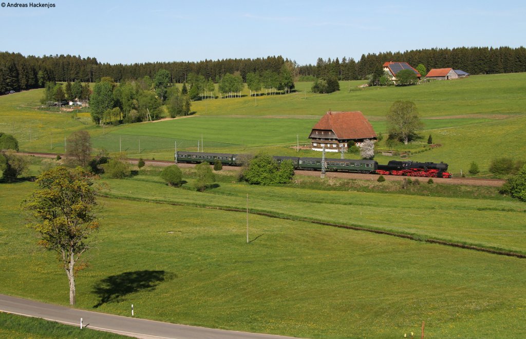 52 7596 der Efz mit dem DLr 92182 (Triberg-Rottweil) bei Stockburg 8.5.11