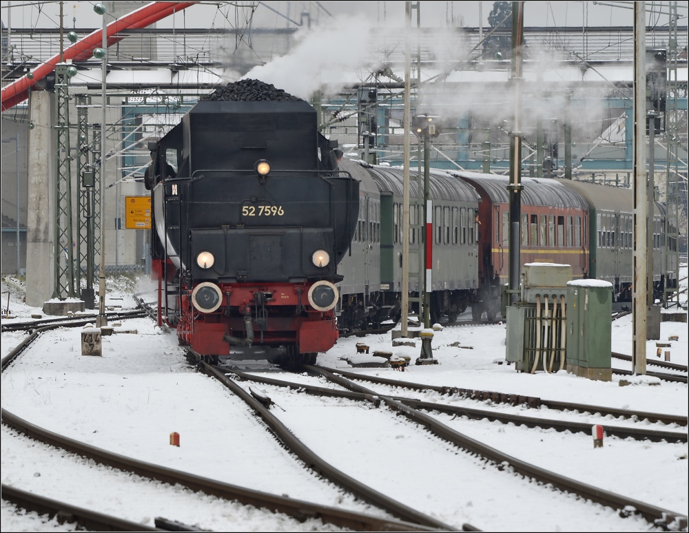 52 7596 der EFZ rangiert den mittlerweile altertümlichen Wagenpark aufs Abstellgleis. Konstanz, Dezember 2012.