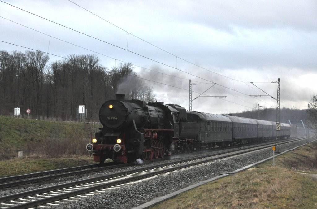 52 7596 der EFZ(Eisenbahn-Freunde-Zollernbahn) auf ihrer Traditionellen Drei-Knigsfahrt die an diesem Tage nach Welzheim fhrt.Die Aufnahme entstand bei bescheidenem Lichtverhlnissen am 6.1.2012 bei Metzingen(Wrtt).Gru zurck an den Lokfhrer;-))