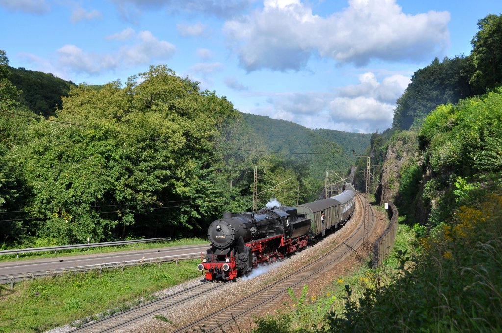 52 7596 der EFZ(Eisenbahn Freunde Zollernbahn)an die DBK(Dampfbahn Kochertal)vermietet bzw.ausgeliehen ist mit einem Sonderzug auf der Filsbahn nach Lindau an den Bodensee unterwegs.Diesen schnen Zug konnte ich in der Geislinger-Steige bei Amstetten/Wrtt. aufnehmen am 26.8.2012