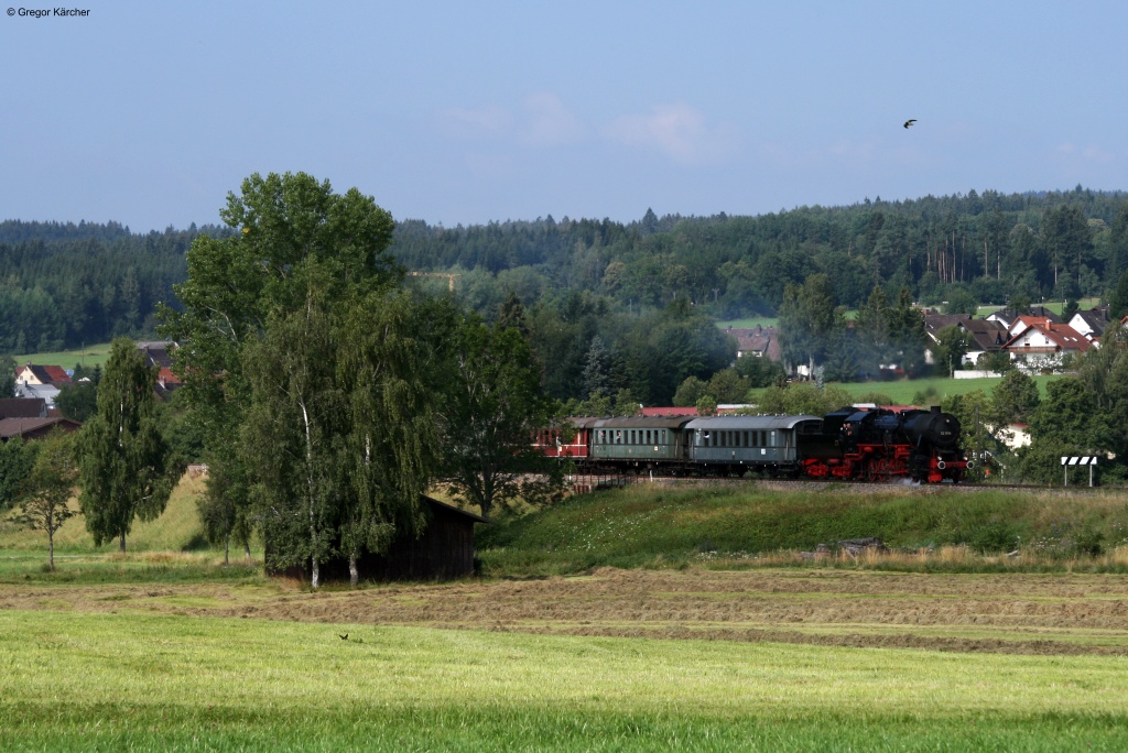 52 7596 der Eisenbahnfreunde Zollernbahn mit ihrem Sonderzug auf dem Weg von Titisee nach Lffingen. Aufgenommen am 11.08.2012 bei Rtenbach.