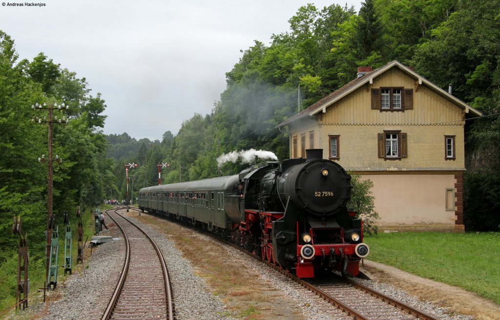 52 7596 mit dem DPE 98248 (Rottweil-Zollhaus-Blumberg) im Bf Grimmelshofen 25.6.11. Das Bild entstand von legalem Punkt aus