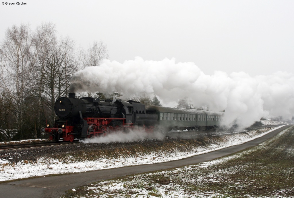 52 7596 mit dem DPE 75914 (Rottweil-Triberg) bei Deilingen. Aufgenommen am 30.03.2013.