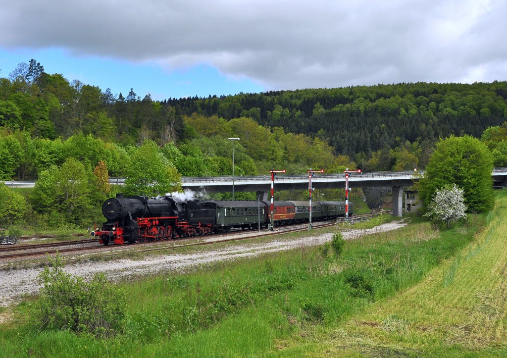 52 7596 ist mit dem Sonderzug 59 948 auf dem Weg von Tbingen nach Sigmaringen zur dortigen Landesgartenschau unterwegs.Ich konnte diesen Zug auf der KBS 766 Zollernalbbahn im Bahnhof Storzingen aufnehmen am 20.5.2013.