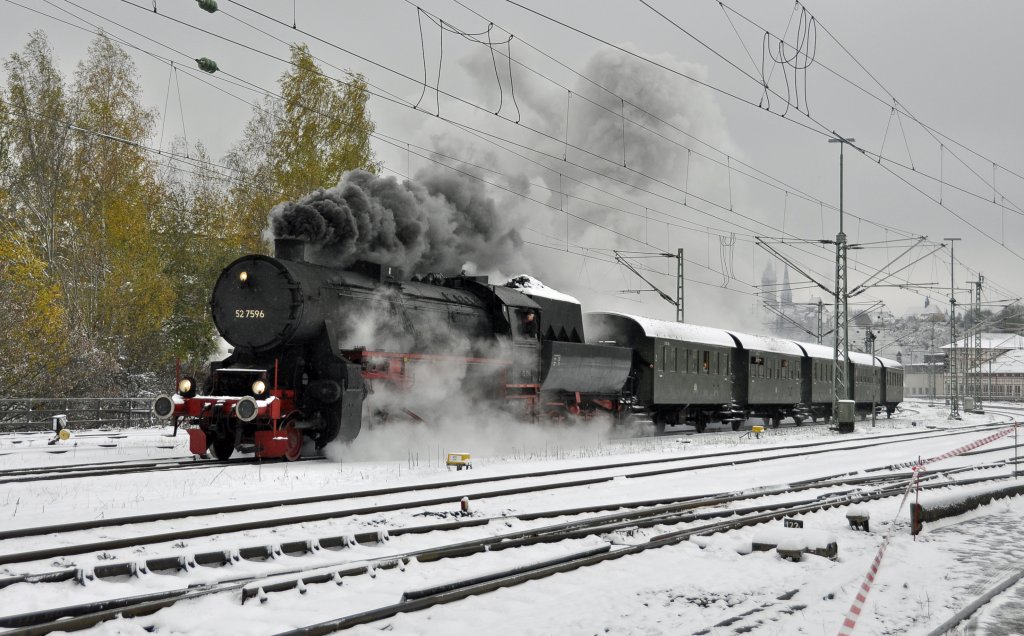 52 7596 ist mit einem Dampfsonderzug von Rottweil nach Villingen-Schwenningen unterwegs.Die Fahrt fand statt anllich der 4. Rottweiler Dampftage an diesen Wochenende.Aufgenommen in Rottweil am 28.10.2012
