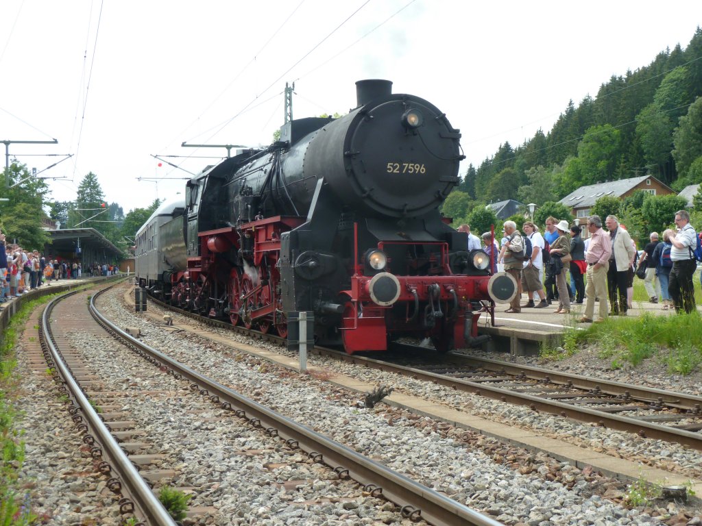 52 7596 mit ihren Dampfsonderzug zum 125-jhrigen Hllentalbahnjubilum am 26.06.12 abfahrtsbereit Richtung Neustadt. (Bild in Titisee)